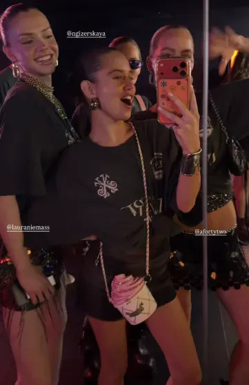 Карнавалы, Байкал и много бикини: как и где отдыхают Виктория Исакова, Юлия Вавилова, Аврора Киба и Надежда Оболенцева