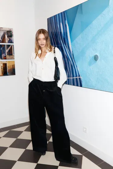 Константин Эрнст, Ольга Свиблова, Мария Миногарова с мужем и сын Анны Михалковой на открытии выставки в Москве