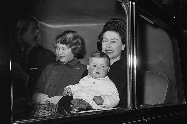 Британского принца лишили титула за изнасилование. Почему Карл III принял беспрецедентное решение и что теперь будет с монархией?