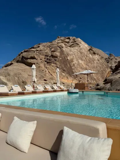 Частный самолёт и спа-отель в пустыне: Виктория и Диана Манасир отметили 60-летие миллиардера Зияда Манасира в Саудовской Аравии