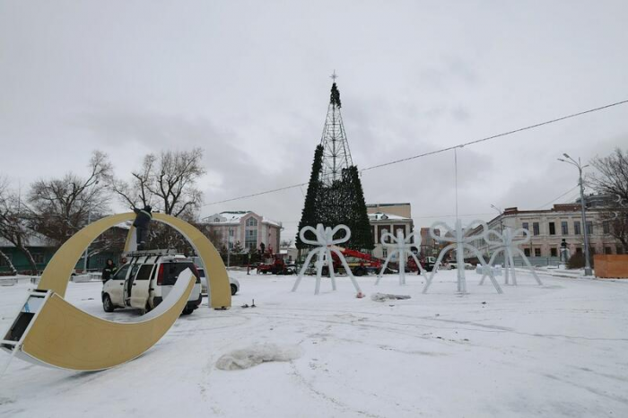 Главная городская елка на площади Свободы в Барнауле обзавелась звездой и "зеленеет". Фото
