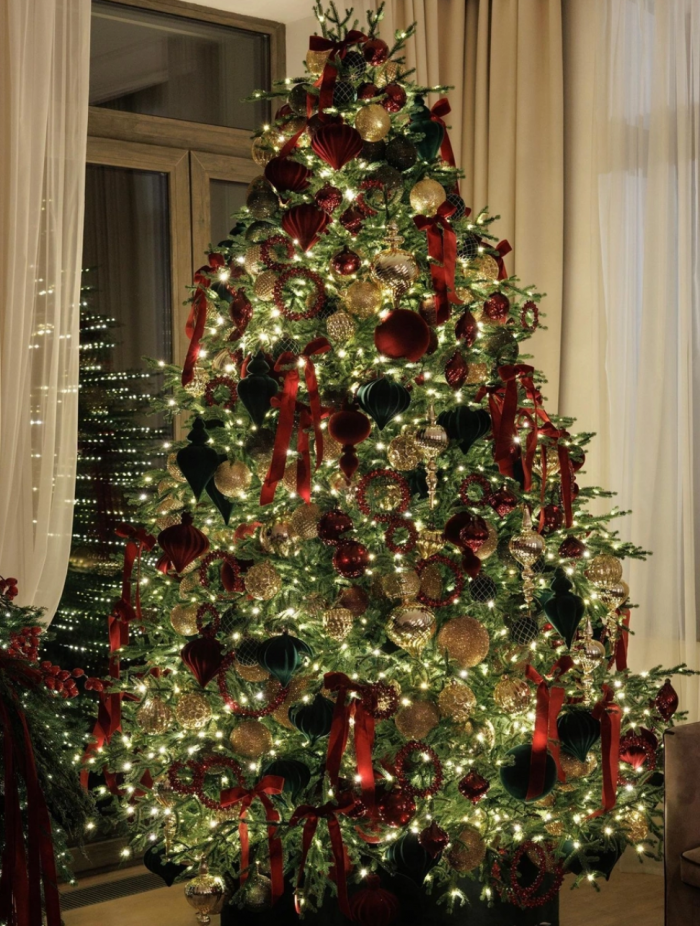 Сушки вместо шаров и гирлянды, которые видно из космоса: самые красивые новогодние елки российских звезд 2026