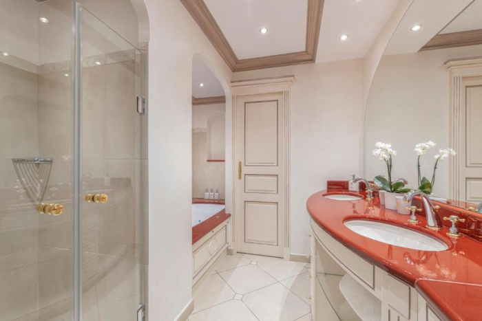 Белый мрамор и терраса с джакузи от 3000 евро в сутки: как выглядит отель, в котором снимут 4-й сезон «Белого лотоса»