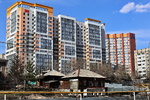 Городские контрасты. Как старинные "избушки" Барнаула уходят в тень современных высоток