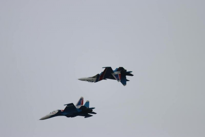 Рев моторов и искры в небе. "Русские витязи" показали грандиозное авиашоу над Обью