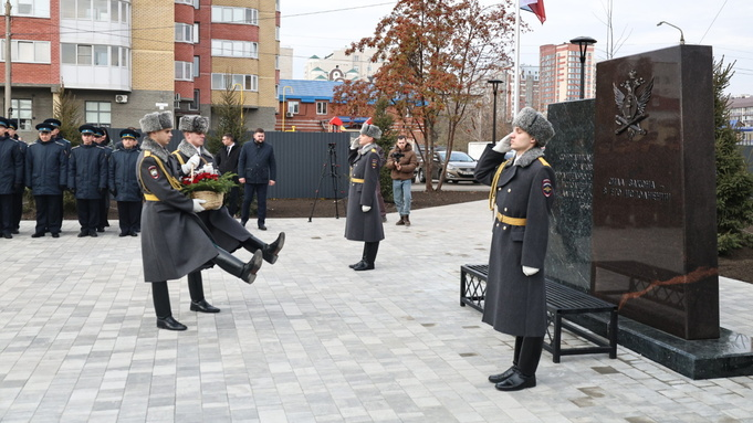 В Барнауле открыли первый в России памятник судебным приставам. Фото