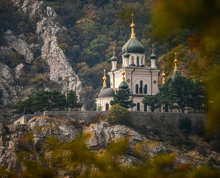 Храм с камнем Серафима Саровского, пещерные монастыри и «парящая церковь»: паломнические поездки января в Крыму