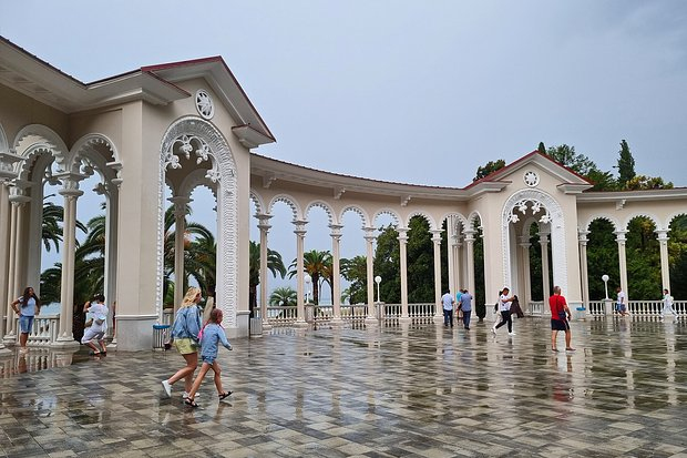 Куда поехать на море с детьми в 2026 году: 11 направлений и курортов для недорогого отдыха