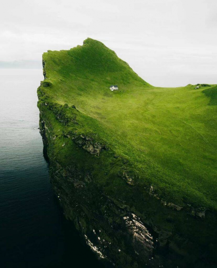 Где находится тот самый одинокий дом на острове и кто в нём живёт