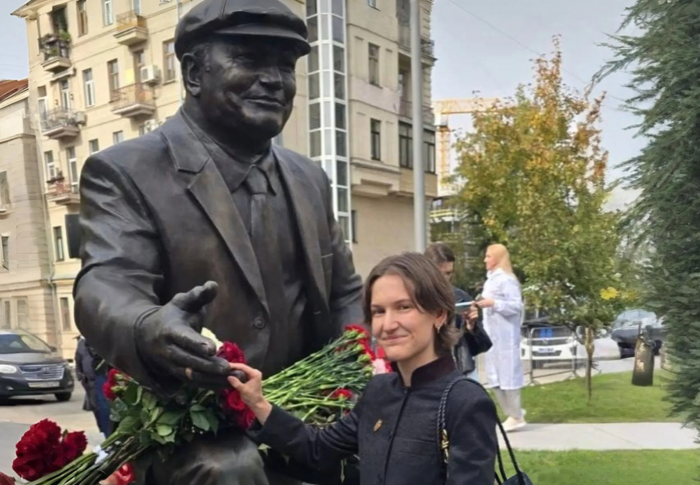 Дочь Лужкова впервые за долгое время прилетела в Россию — на открытие памятника отцу