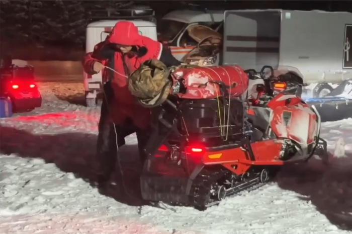 Группа из 13 россиян на снегоходах пропала в горах. Спасатели не смогли найти ни одного их следа. Что известно к этому часу?