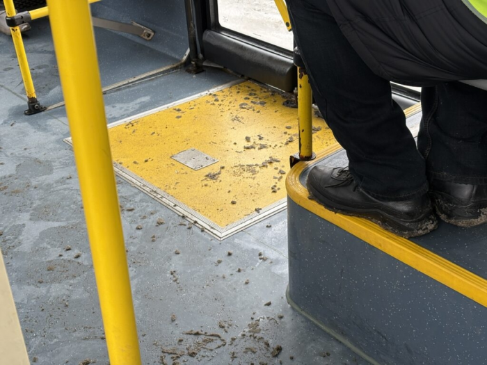 Стало известно, как в Петербурге моют автобусы зимой