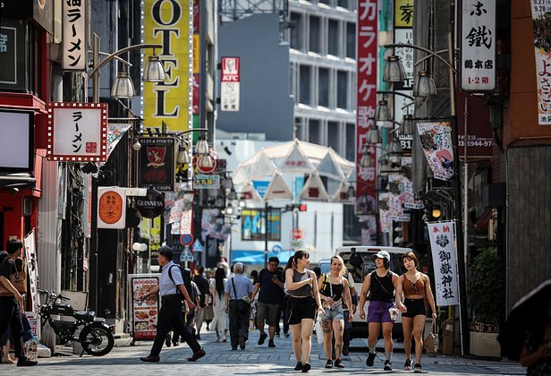 «Женщины красивы не худобой» Как бар, где суровые сотрудницы бьют посетителей, стал популярнее кафе с горничными и школьницами