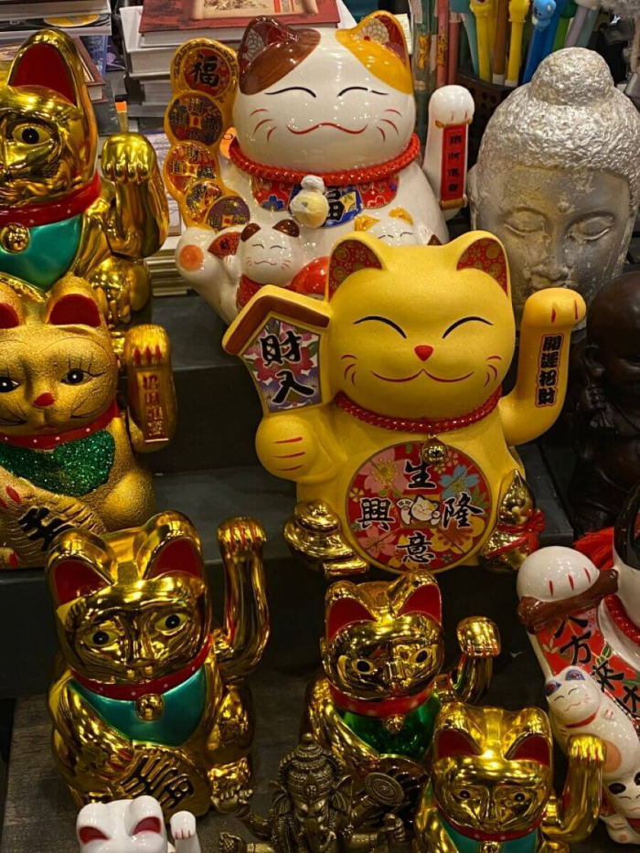 Что означает манэки-нэко и почему эти фигурки так распространены в Японии