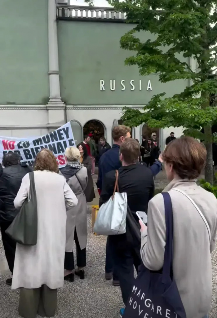 Открытие российского павильона и протесты: как Алсу, Баста, Полина Аскери и Марина Абрамович проводят время на Венецианской биеннале