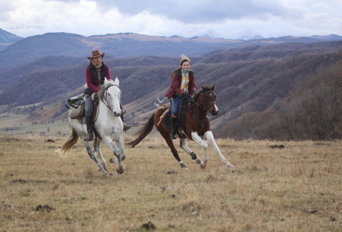 «Закрой глаза и держись за седло» Россиянка преодолела верхом на коне самые труднодоступные маршруты России. Как ей это удалось?