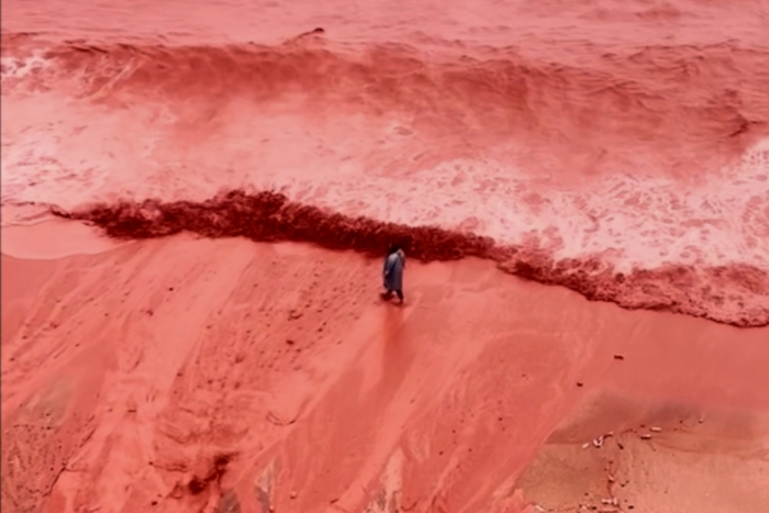 Воды Персидского залива окрасились после ливня в кроваво-красные тона