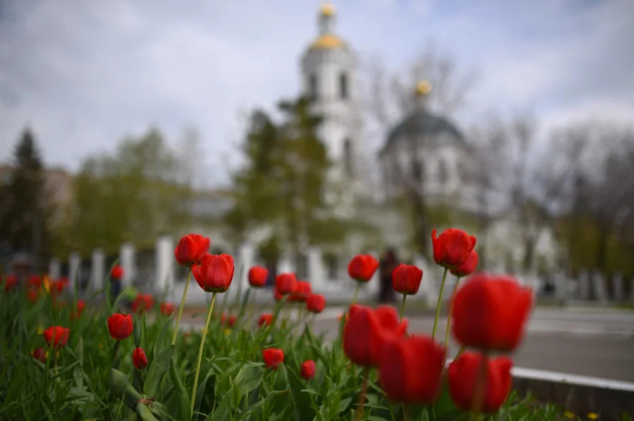 "Мягкая русская сила": Экс-главред Vogue и её сын приняли в Париже православие