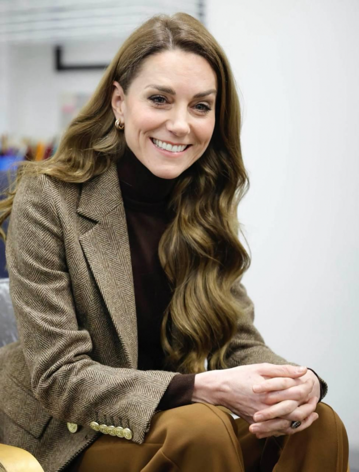 С необычной прической и в карамельном костюме: новый выход Кейт Миддлтон обсуждают в Сети