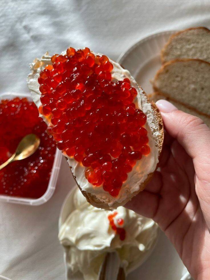 Чёрная и красная икра: в чём разница и почему чёрная дороже