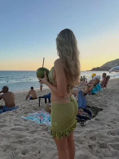 Карнавалы, Байкал и много бикини: как и где отдыхают Виктория Исакова, Юлия Вавилова, Аврора Киба и Надежда Оболенцева