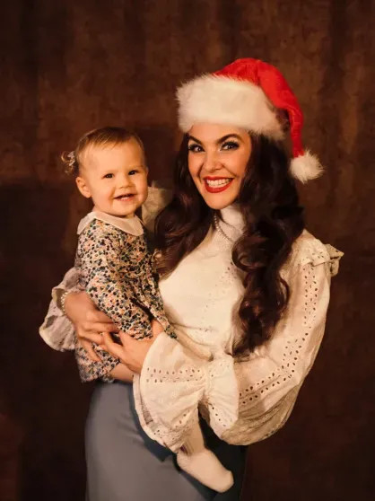 Париж, дети и нарядные ёлки: как Селена Гомес, Виктория Лопырёва, Иванка Трамп, Виктория Манасир и Софья Таюрская отметили католическое Рождество