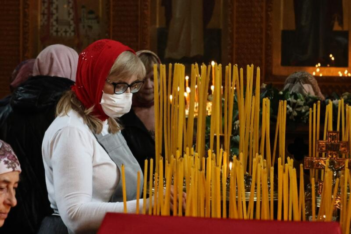 Свечи, молитвы и милостыня: фоторепортаж из храма Иоанна Богослова в день Радоницы