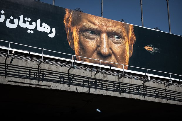 «Смерть Америке! Смерть Трампу!» В Иране хоронят аятоллу Али Хаменеи. Обстановка в Тегеране и кадры события в репортаже «Ленты.ру»