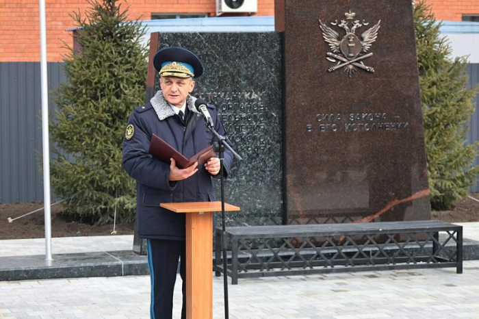 В Барнауле открыли первый в России памятник судебным приставам. Фото
