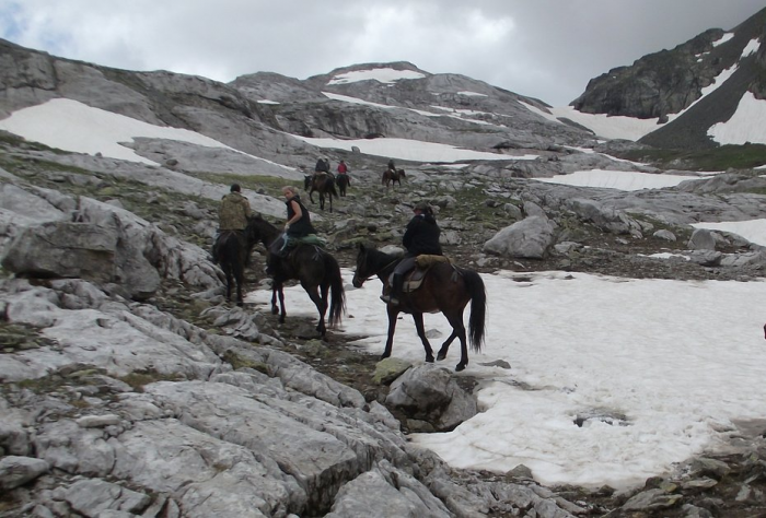 «Закрой глаза и держись за седло» Россиянка преодолела верхом на коне самые труднодоступные маршруты России. Как ей это удалось?