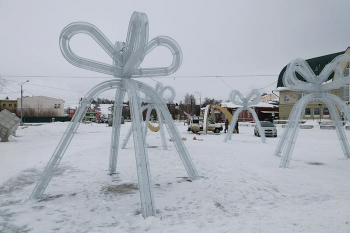 Главная городская елка на площади Свободы в Барнауле обзавелась звездой и "зеленеет". Фото