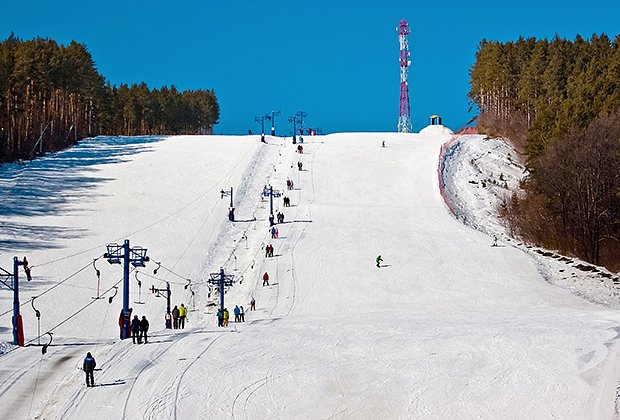 Лучшие горнолыжные курорты России. Где можно покататься на лыжах и сноуборде зимой 2025-2026?