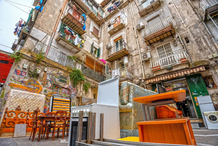 Эта новогодняя традиция из Европы удивляет: неужели в Италии до сих пор творят такую дичь?