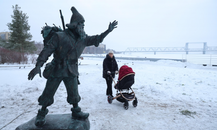 В Архангельске торжественно открыли скульптуру Робинзона Крузо