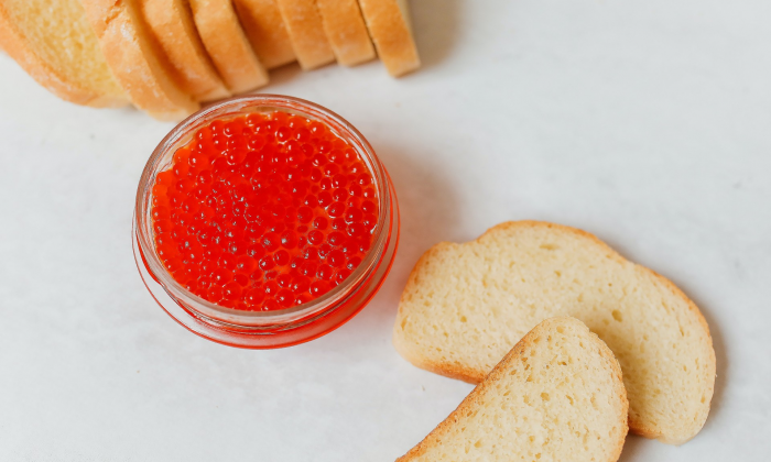 Роскачество назвало марки красной икры с горечью, кишечной палочкой и недовесом