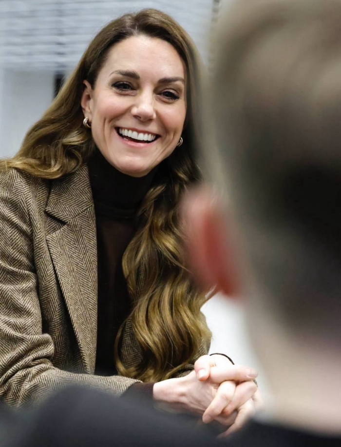 С необычной прической и в карамельном костюме: новый выход Кейт Миддлтон обсуждают в Сети