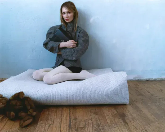 "Русская мошенница" Анна Делви снялась для ... в образе доминатрикс