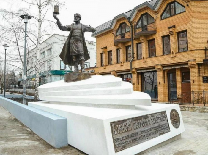 Памятник купцу Алексею Хренникову