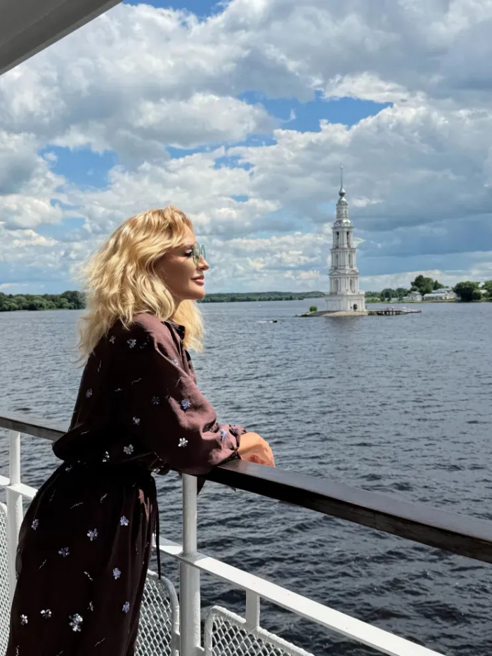 Виктория Шелягова показала, как проводит время в "императорском круизе" по России
