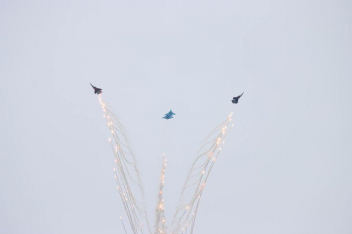 Рев моторов и искры в небе. "Русские витязи" показали грандиозное авиашоу над Обью