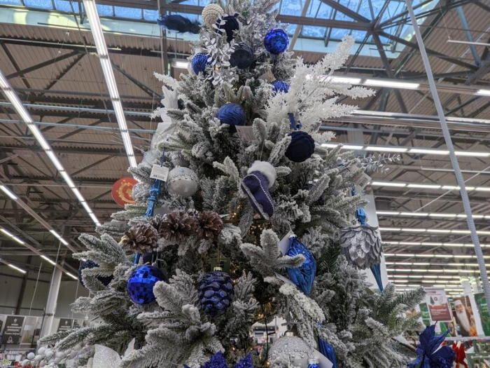 Мохнатые, аппетитные и черные. Какие новогодние игрушки можно найти в магазинах Барнаула