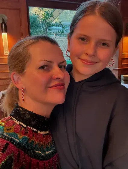 Париж, дети и нарядные ёлки: как Селена Гомес, Виктория Лопырёва, Иванка Трамп, Виктория Манасир и Софья Таюрская отметили католическое Рождество