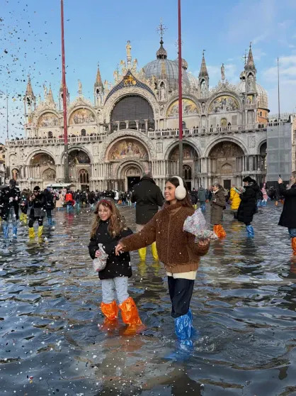 Карнавалы, Байкал и много бикини: как и где отдыхают Виктория Исакова, Юлия Вавилова, Аврора Киба и Надежда Оболенцева