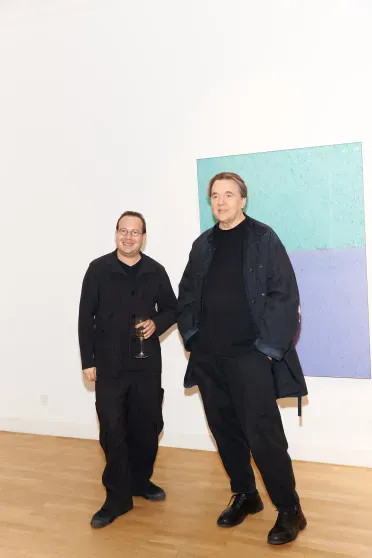 Константин Эрнст, Ольга Свиблова, Мария Миногарова с мужем и сын Анны Михалковой на открытии выставки в Москве