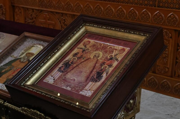 Свечи, молитвы и милостыня: фоторепортаж из храма Иоанна Богослова в день Радоницы