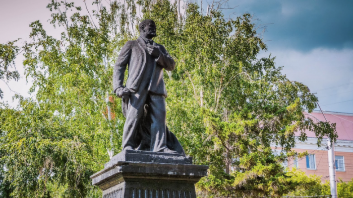 Еще жив. Какие памятники вождю революции Ленину еще остались в Барнауле