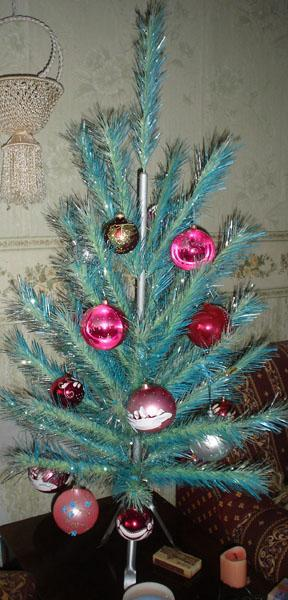 Как выглядели домашние новогодние елки в России 1990-х годов (ностальгическая и местами смешная фотоподборка)