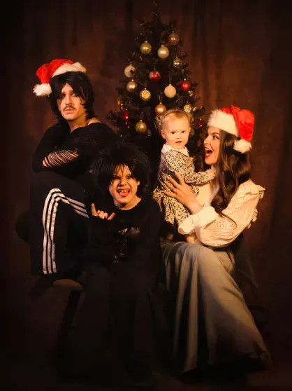 Париж, дети и нарядные ёлки: как Селена Гомес, Виктория Лопырёва, Иванка Трамп, Виктория Манасир и Софья Таюрская отметили католическое Рождество