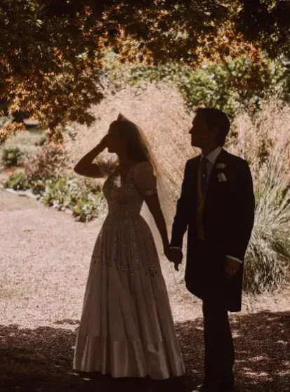 Постоянно плачет и не может смириться: инсайдер рассказал, как принцесса Беатрис переживает скандал вокруг принца Эндрю