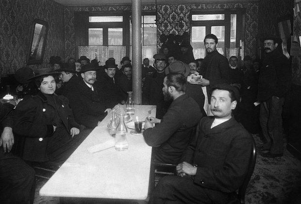 «Долой чаевые подачки» На улицы вышли тысячи барменов и официантов. Как самая странная забастовка изменила ход истории России?